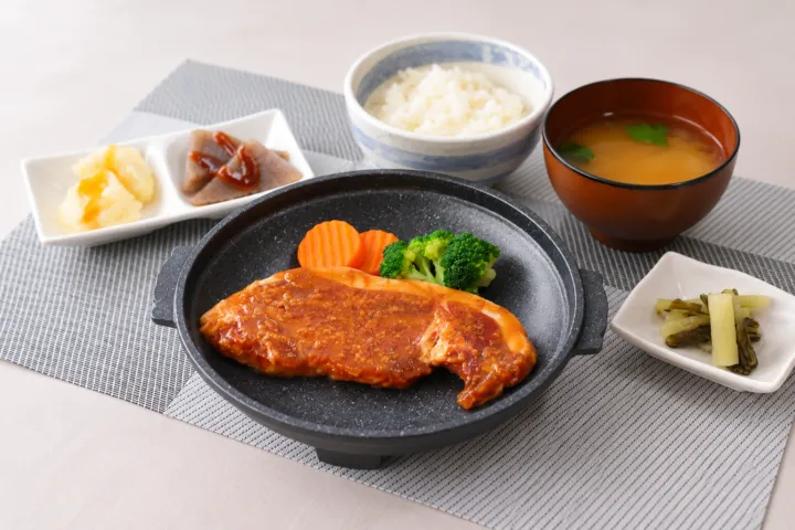 寳 TERASのお宝ランチ、豚肉の主菜とご飯・味噌汁などのセット