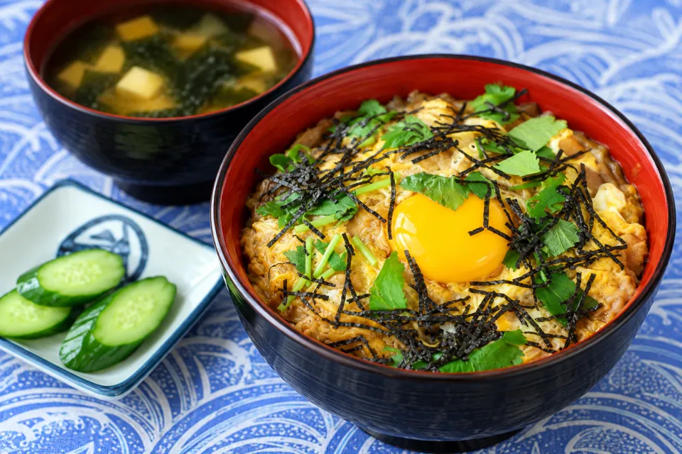 玉屋旅館の黄身と海苔をのせたしゃもの親子丼
