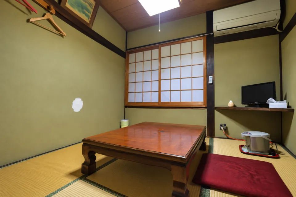 玉屋旅館の窓と座卓のある館内和室