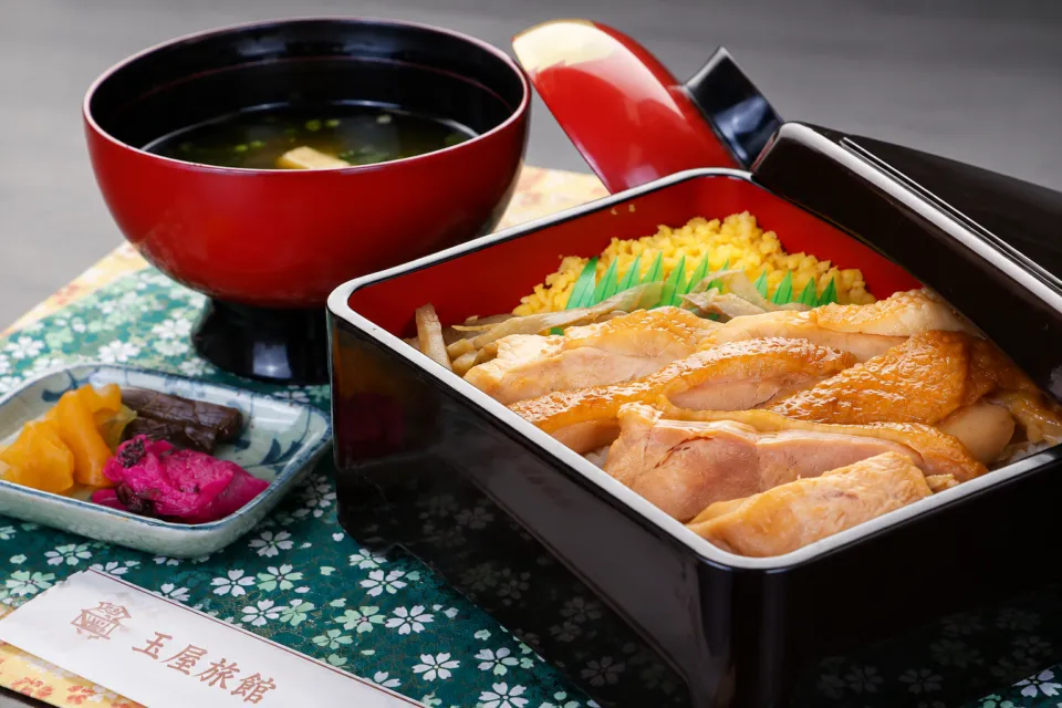 玉屋旅館の汁物と漬物を添えた元祖しゃも弁当