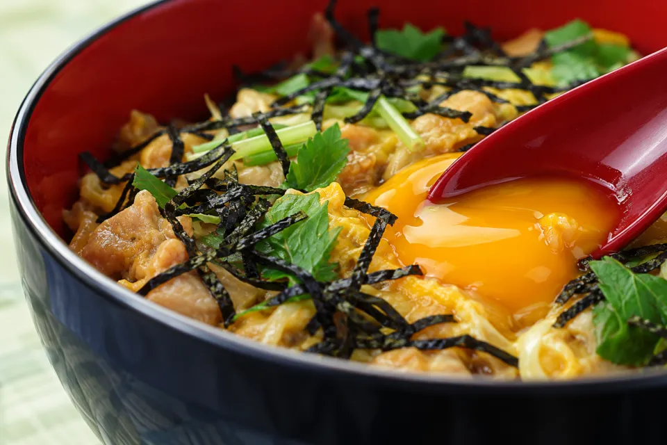 玉屋旅館のれんげを添えたしゃもの親子丼の黄身