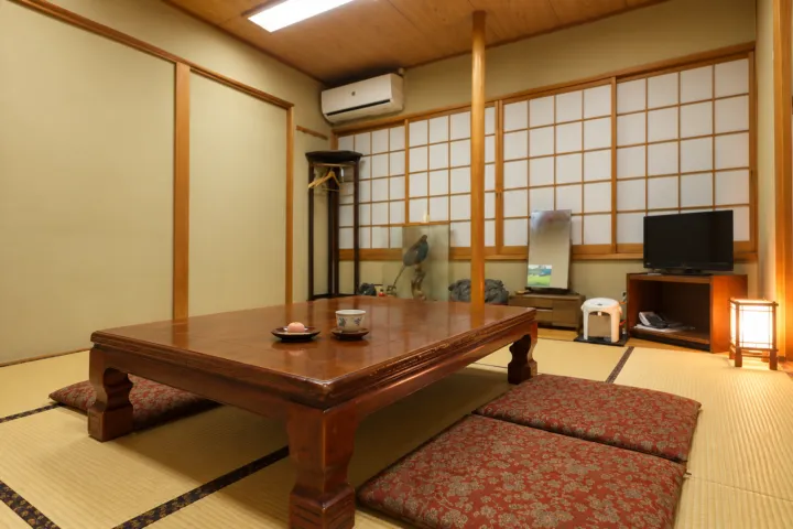 玉屋旅館の障子と座卓のある館内和室