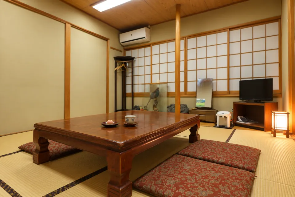 玉屋旅館の障子と座卓のある館内和室
