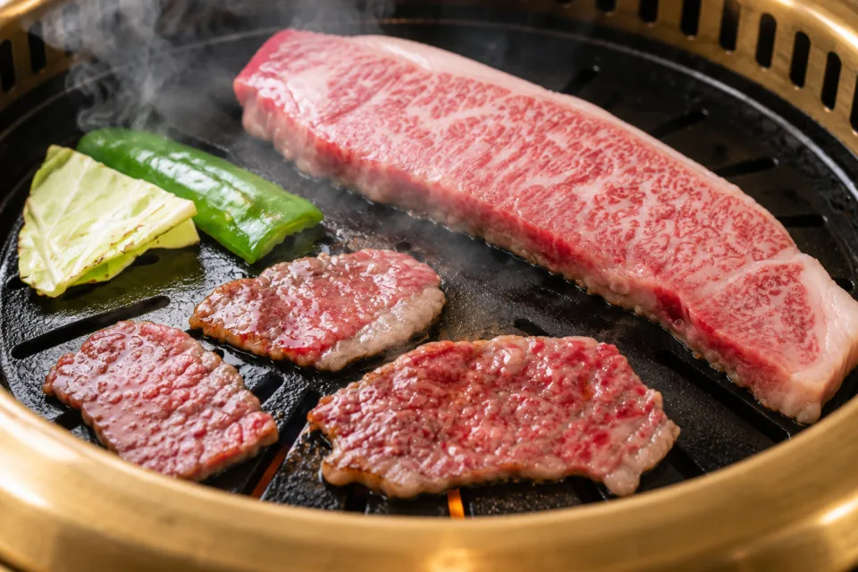 たなか畜産 天草本店の鉄板で焼く霜降り肉と野菜