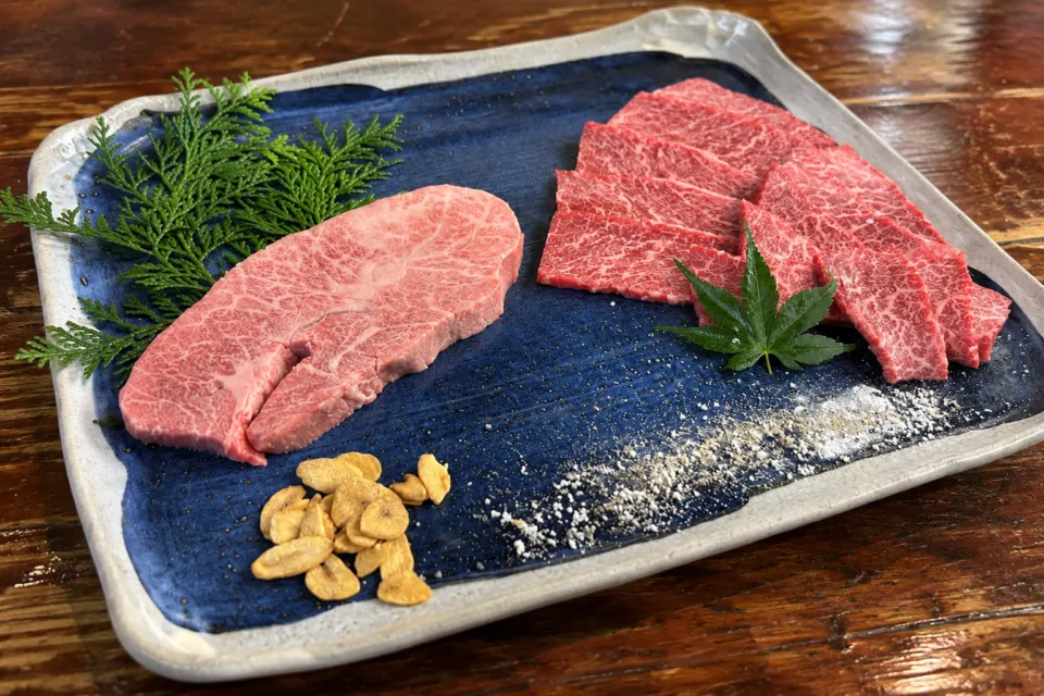 たなか畜産 天草本店の青い大皿の霜降り肉とにんにく