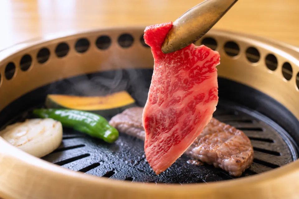 たなか畜産 天草本店のトングで持ち上げた霜降り肉