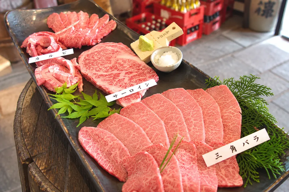 たなか畜産 天草本店の複数の部位を並べた焼肉用の盛り合わせ