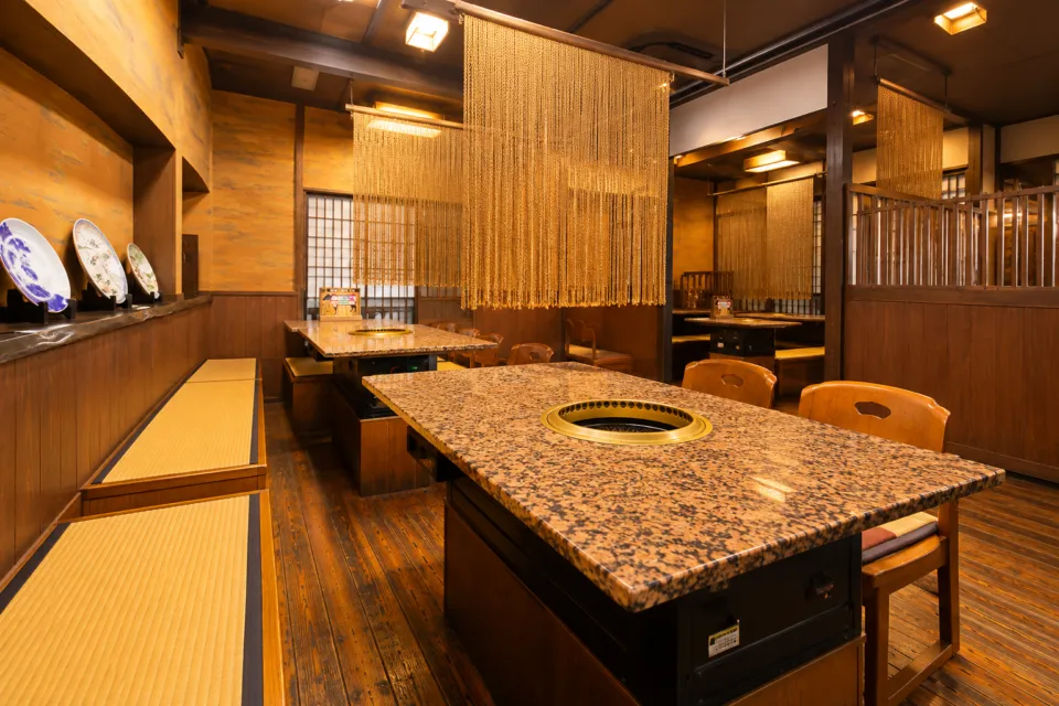 たなか畜産 天草本店の卓上ロースターとすだれのある店内