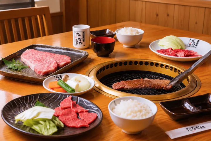 たなか畜産 天草本店の店内の卓上ロースターと焼肉の食卓