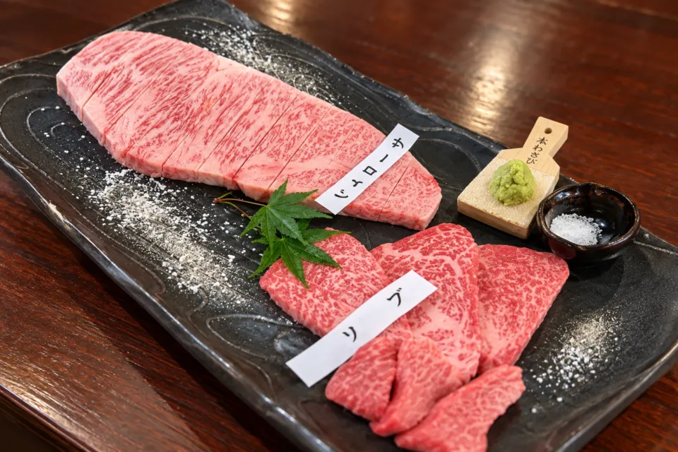 たなか畜産 天草本店の黒い皿に盛った厚切り肉と薄切り肉