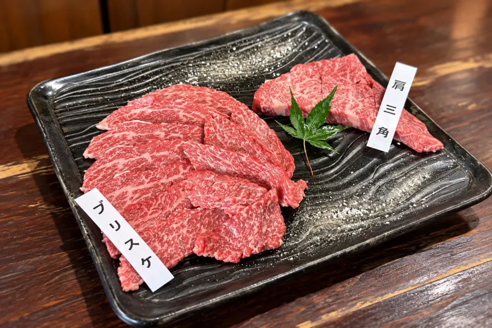 たなか畜産 天草本店の角皿に並べた二種類の焼肉用肉