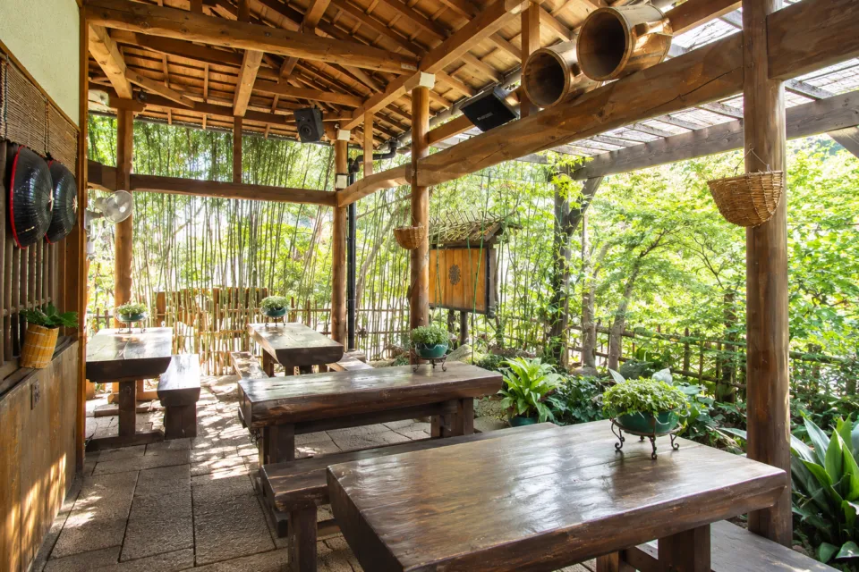 鮎料理の丹一の竹と植栽を望む屋根付きテラス席