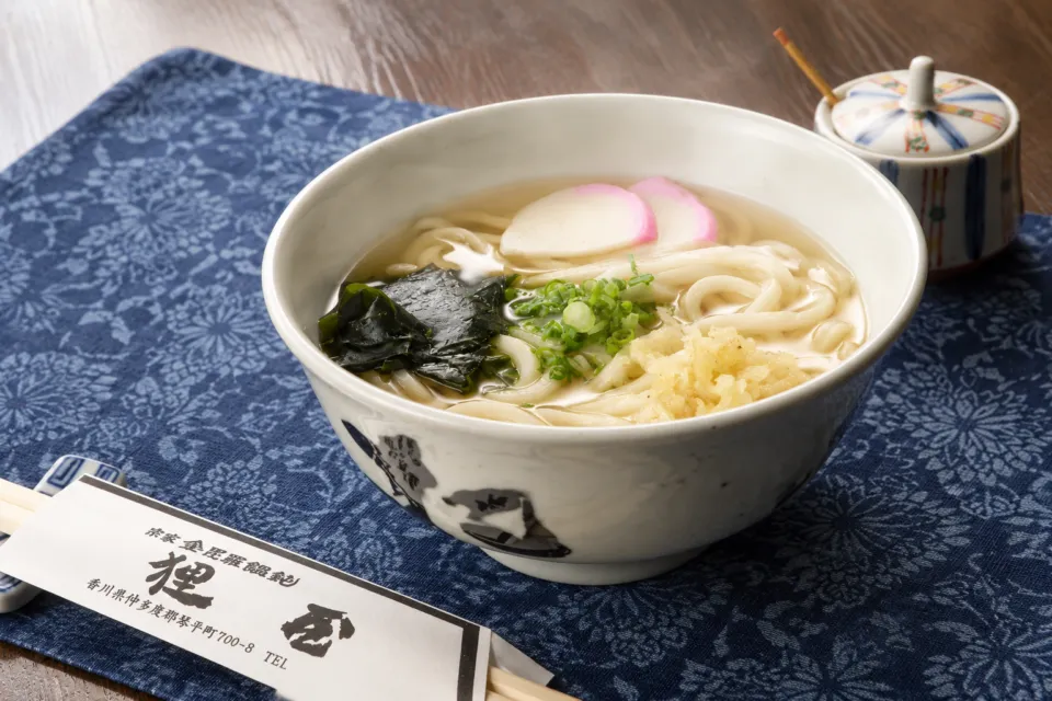 宗家 金毘羅饂飩 狸屋のかまぼことわかめをのせたうどん