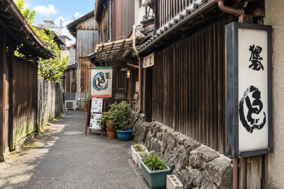 宗家 金毘羅饂飩 狸屋の裏口へ続く路地と看板