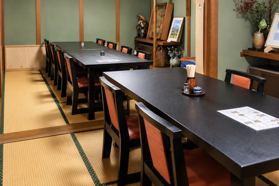 宗家 金毘羅饂飩 狸屋の畳の座敷に並ぶテーブル席