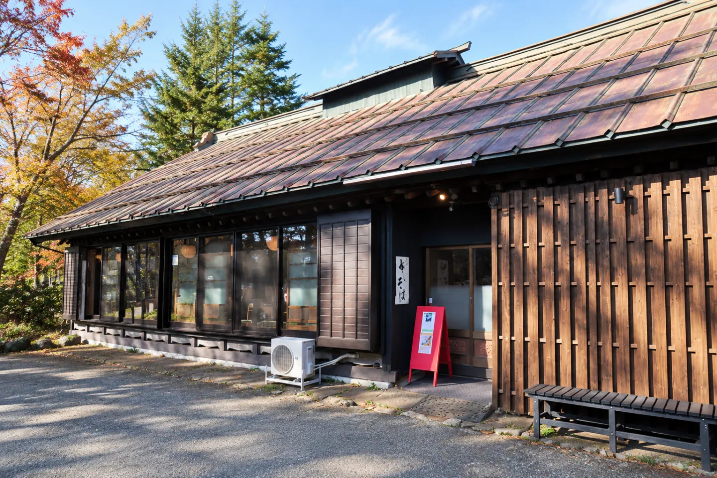 手打そば やまさとの店舗の正面と入口