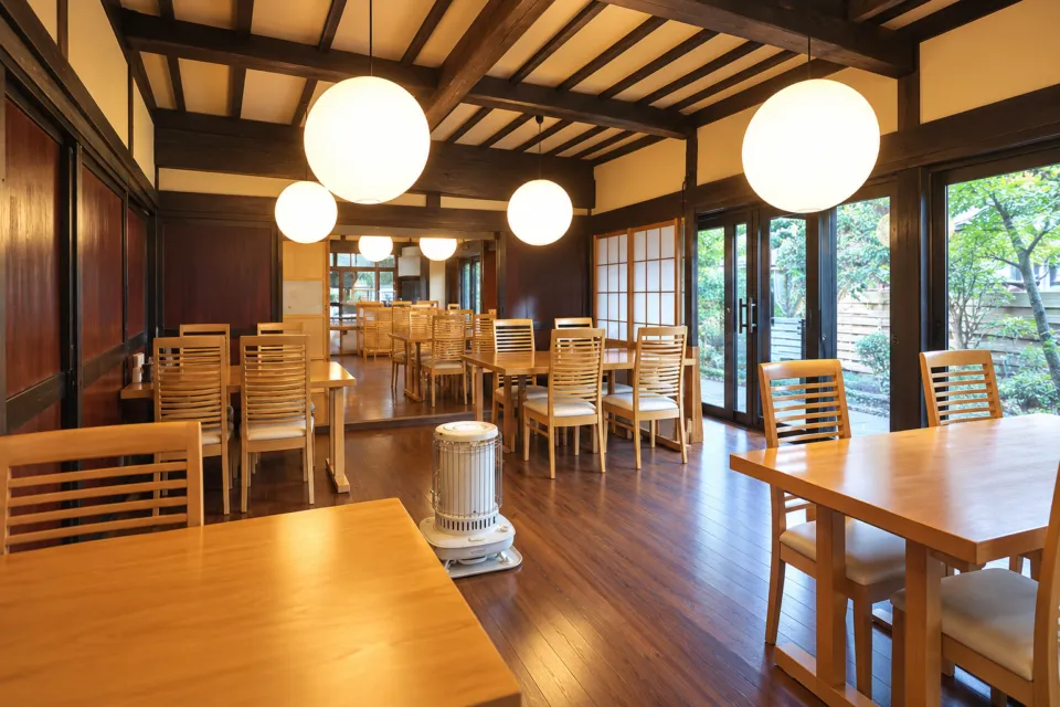 手打そば やまさとのテーブル席が並ぶ店内
