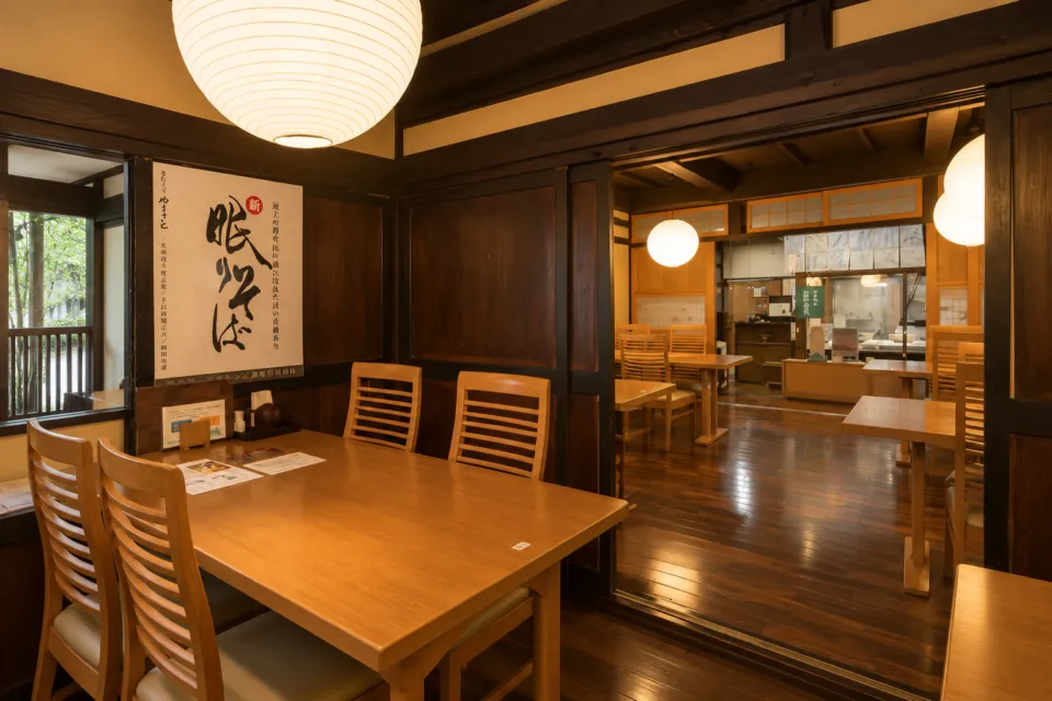 手打そば やまさとの店内のテーブル席