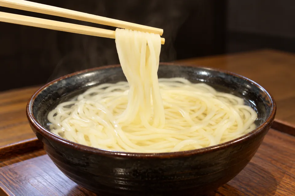 釜揚げうどん 戸隠 本店の箸で持ち上げた細いうどんの麺