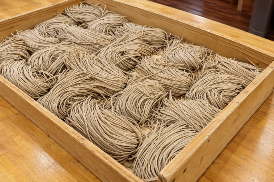 釜揚げうどん 戸隠 本店の木の台にまとめられたそばの生麺
