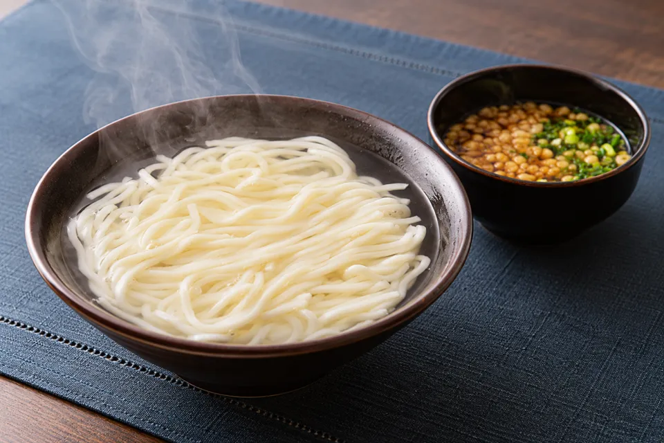 釜揚げうどん 戸隠 本店の釜揚げうどんとつけつゆ