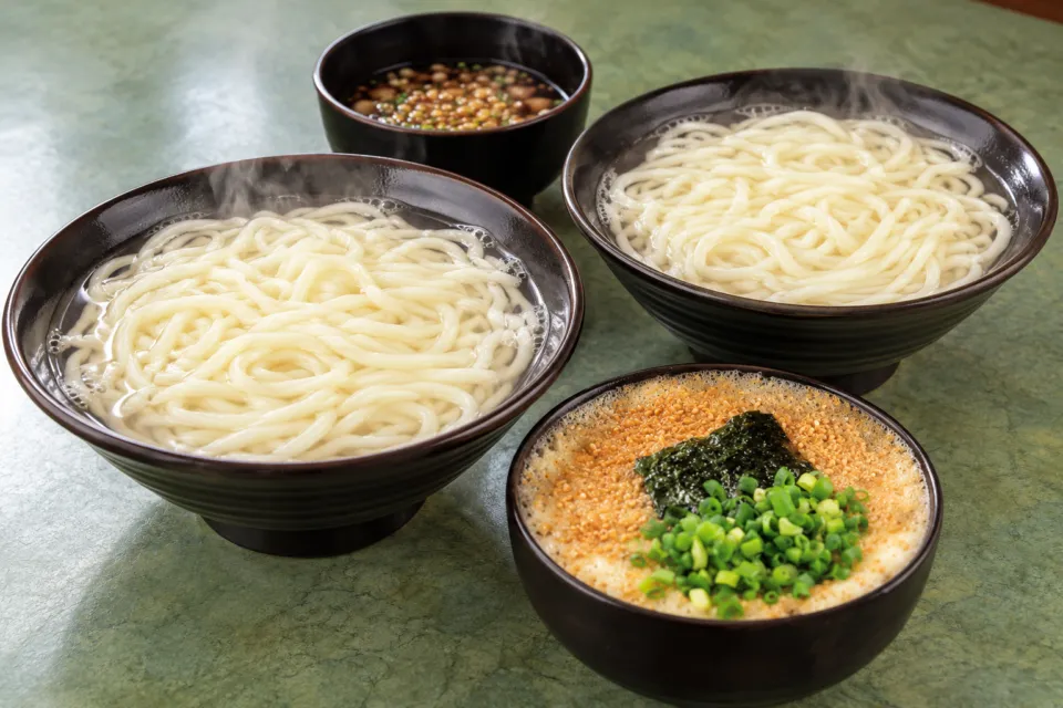 釜揚げうどん 戸隠 本店の釜揚げうどんと山かけの組み合わせ