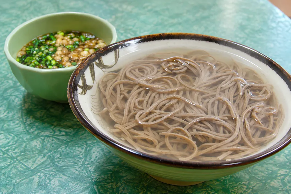 釜揚げうどん 戸隠 本店の釜揚げそばと薬味入りつゆ