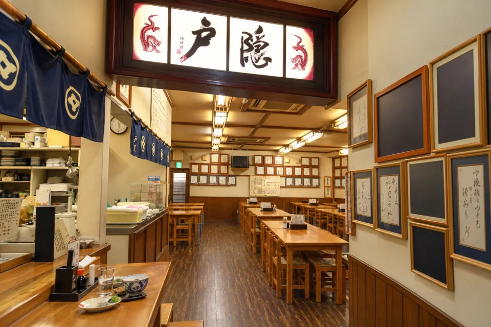 釜揚げうどん 戸隠 本店のテーブルとカウンターが並ぶ店内