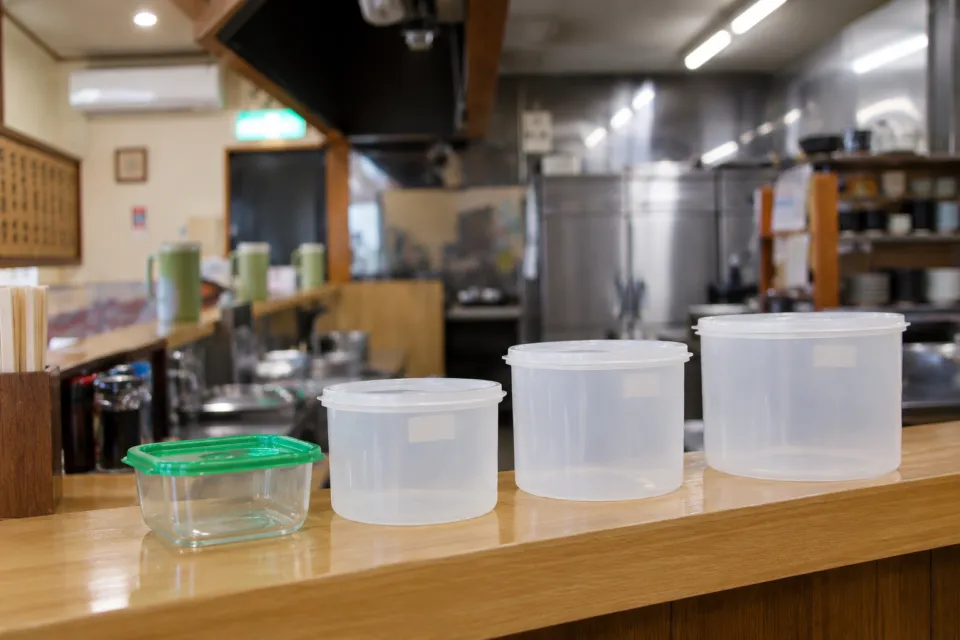 とん汁の店 たちばなの持ち帰り容器を置いた調理場