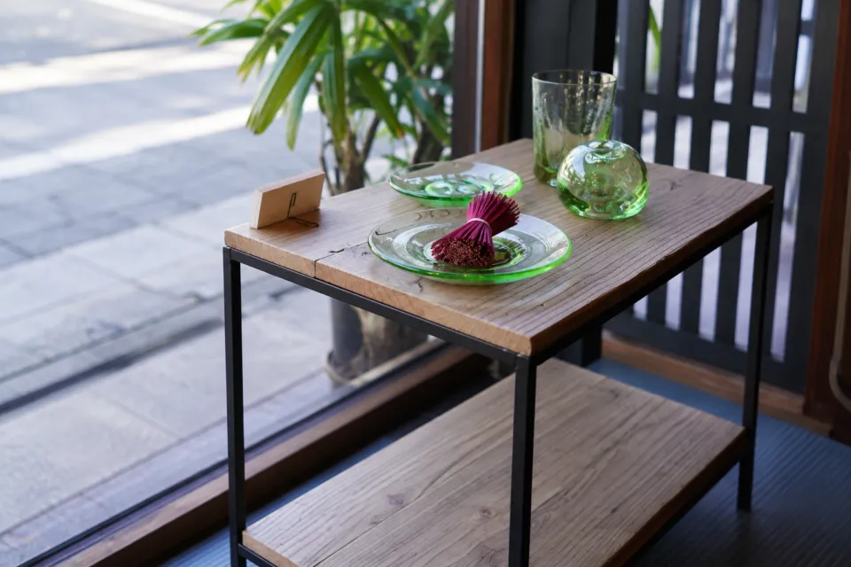 冨來屋本舗 本館の窓辺の展示台とい草の飾り