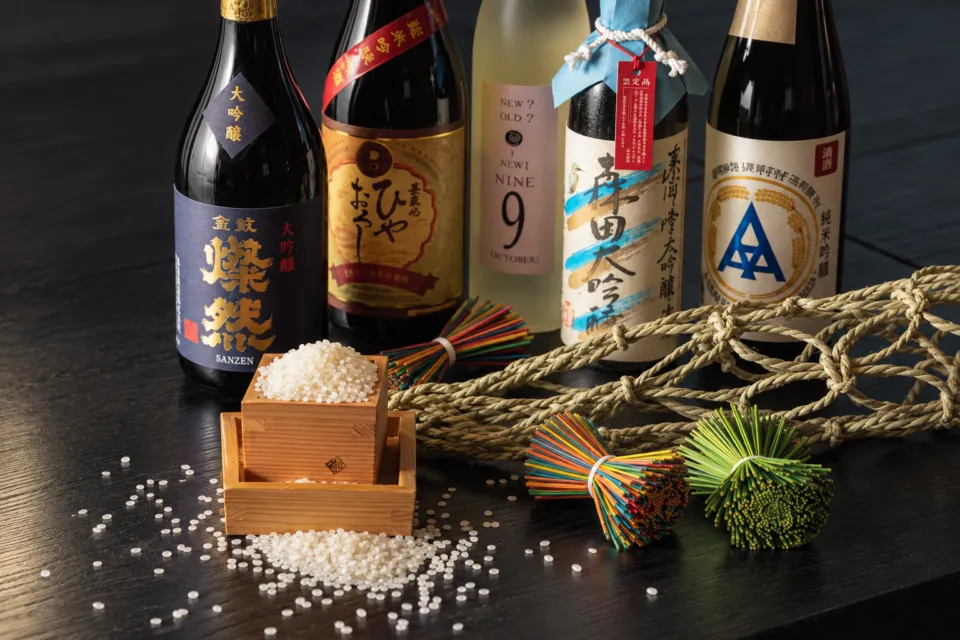 冨來屋本舗 本館の地酒の瓶と米を入れた枡