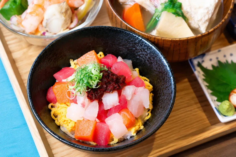 とれとれ亭の海鮮を盛り付けた朝食の器