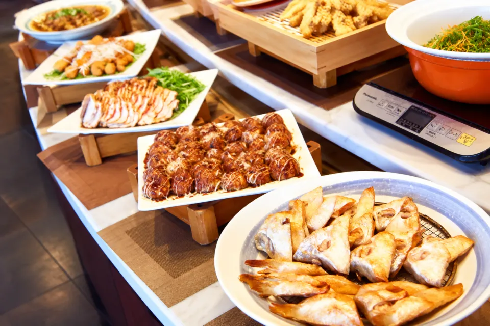 とれとれ亭の揚げ物や煮物のバイキング台