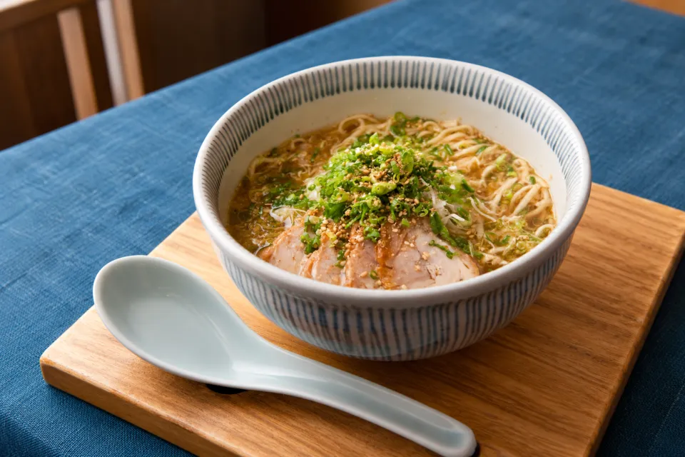 元祖岡山 とりそば太田の鶏肉とねぎを載せたとりそば