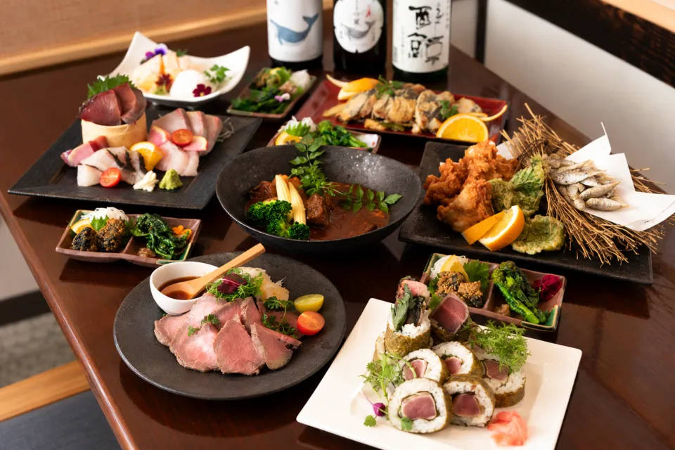 とさごはん 酔鯨亭の和創作コースの料理が並ぶ食卓