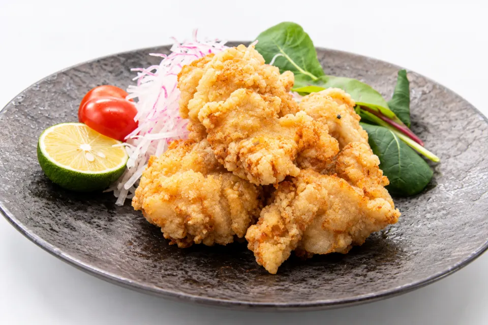 とさごはん 酔鯨亭の揚げた料理と野菜の盛り付け