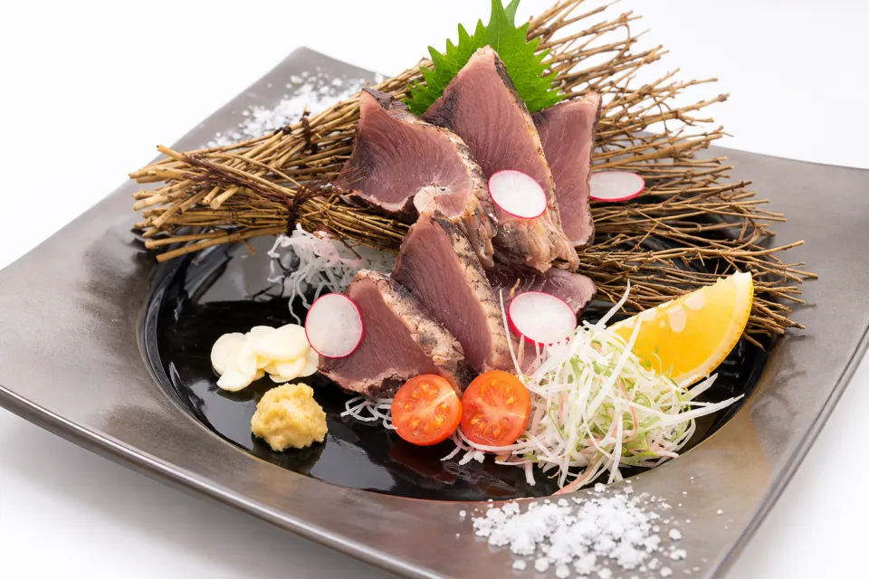 とさごはん 酔鯨亭の鰹たたきの盛り付け