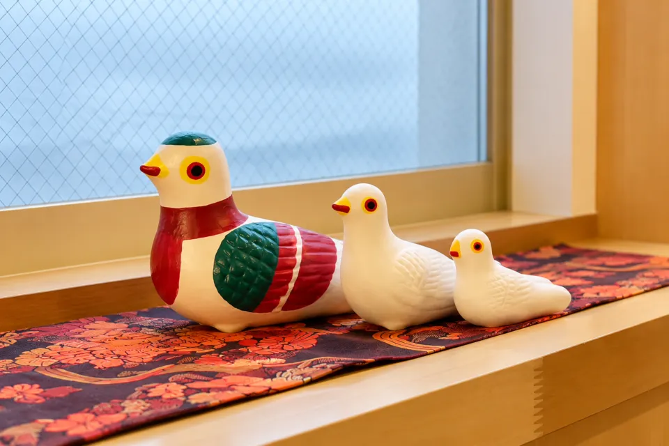 津軽の宿 弘前屋の窓辺に並ぶ鳥の置物