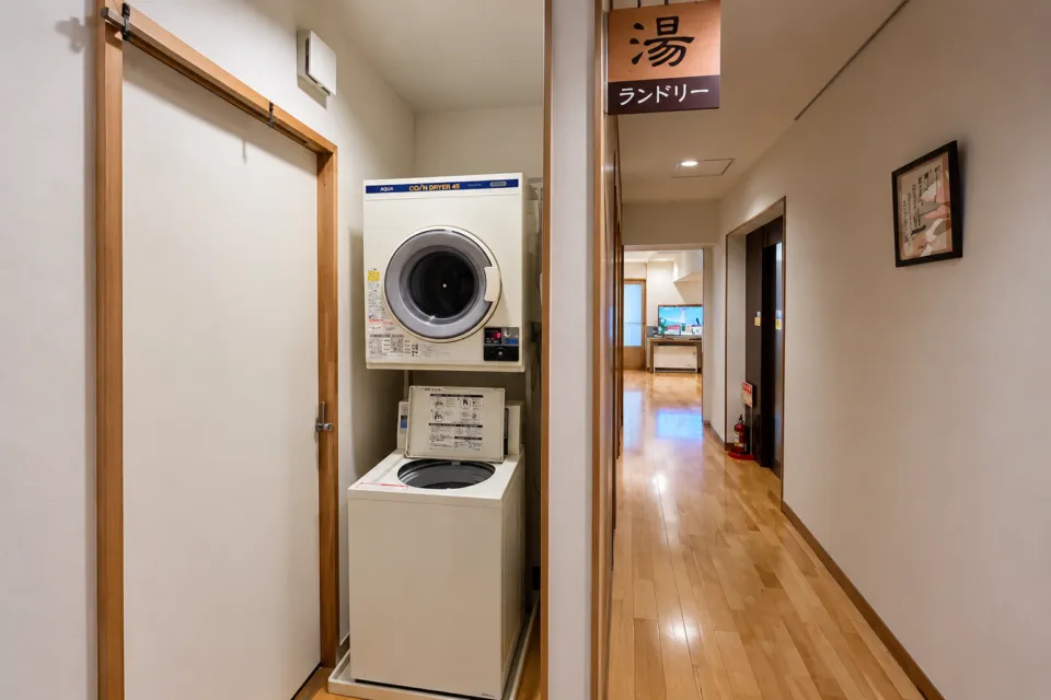 津軽の宿 弘前屋の洗濯機と乾燥機のあるランドリー