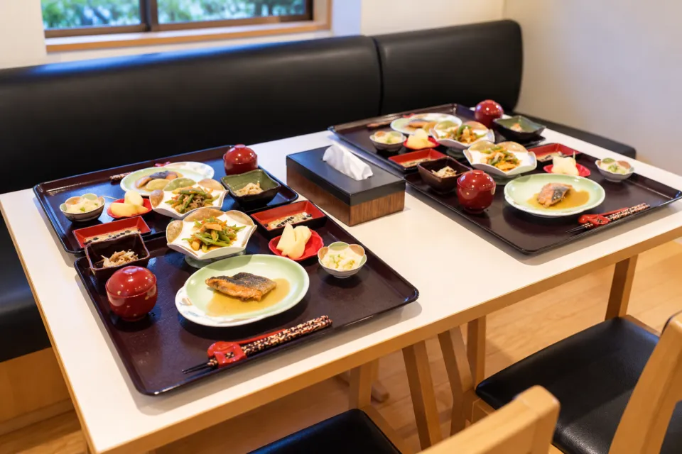 津軽の宿 弘前屋のテーブルに並んだ和朝食の一例