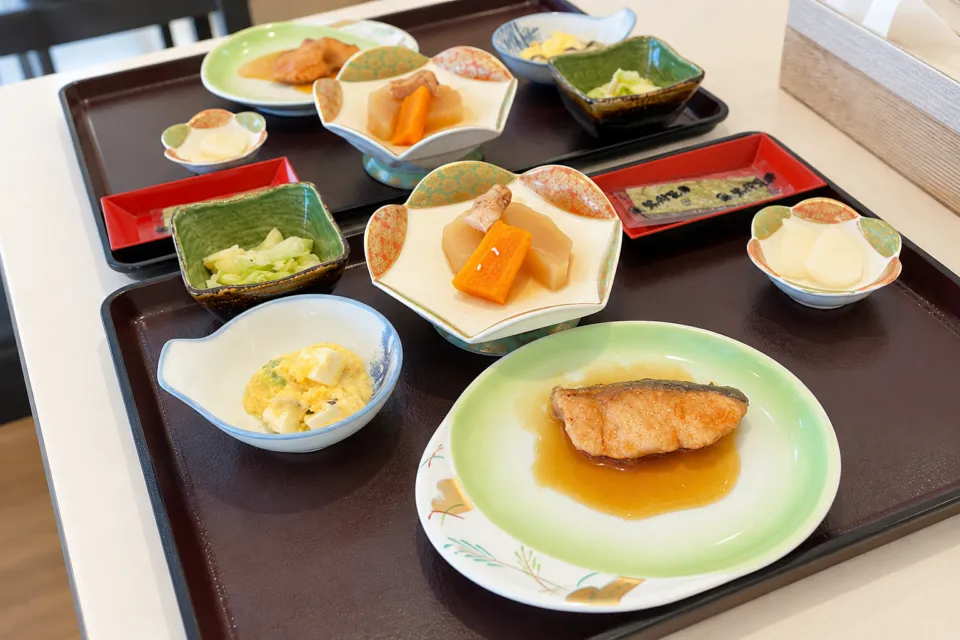津軽の宿 弘前屋の魚料理と小鉢を並べた朝食の一例