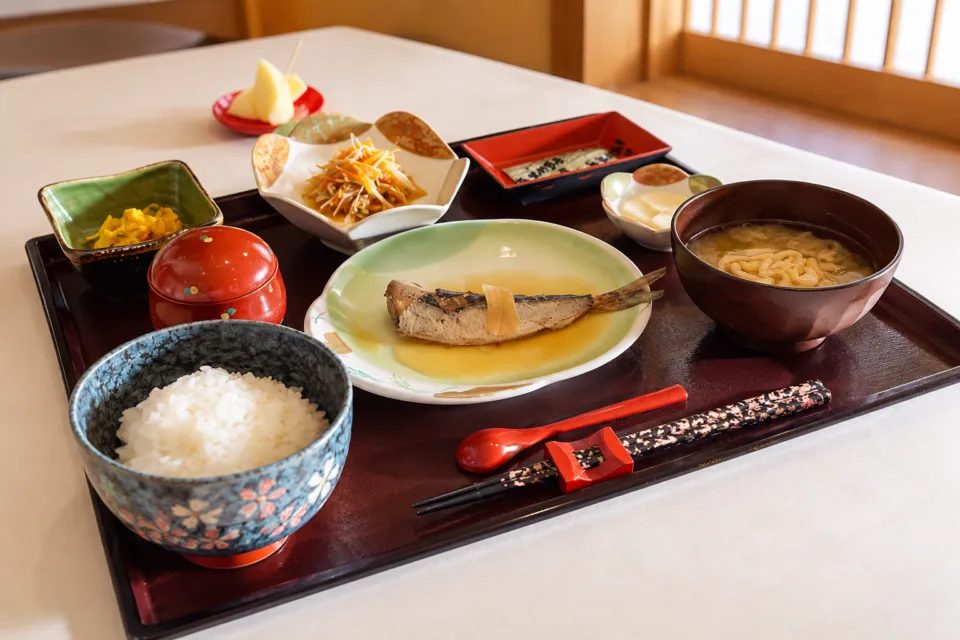 津軽の宿 弘前屋のご飯と汁物を添えた和朝食の一例