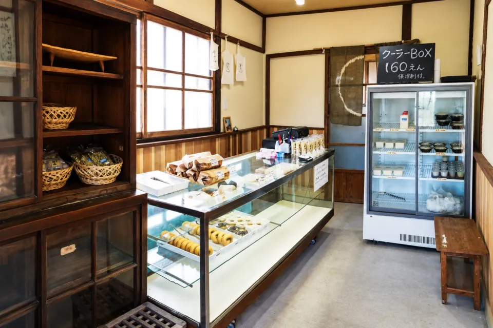 お豆ふ処 うめだ屋の豆腐や菓子を販売する売店