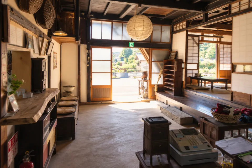 お豆ふ処 うめだ屋の古民家の土間と入口