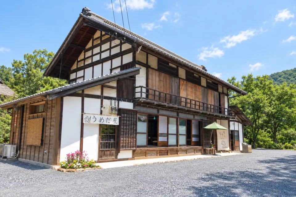 お豆ふ処 うめだ屋の瓦屋根の古民家外観