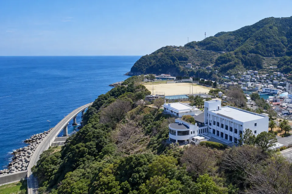 海ト空○ト星の入居するホテルと海岸の外観