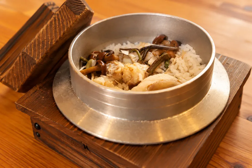 海ごはん山ごはん マルキヨの具材が載った釜飯