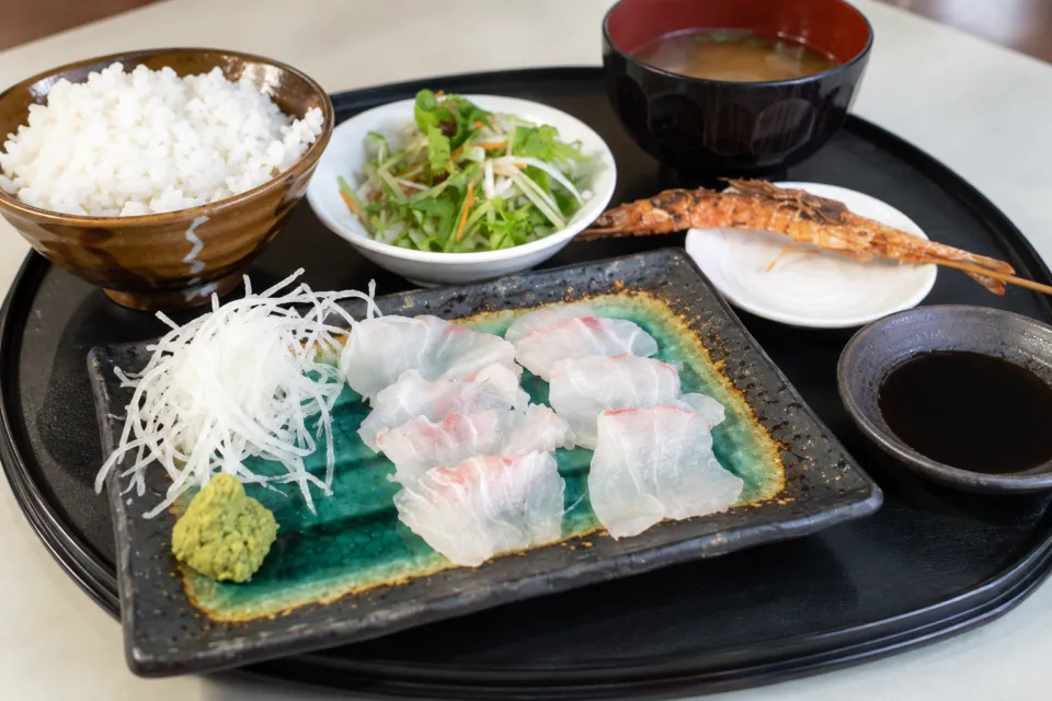 海ごはん山ごはん マルキヨのくえのお造りとご飯の食卓