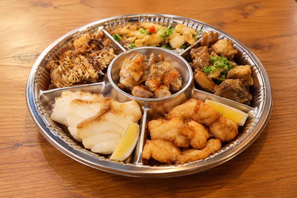 海ごはん山ごはん マルキヨのくえ料理を盛り合わせたオードブル