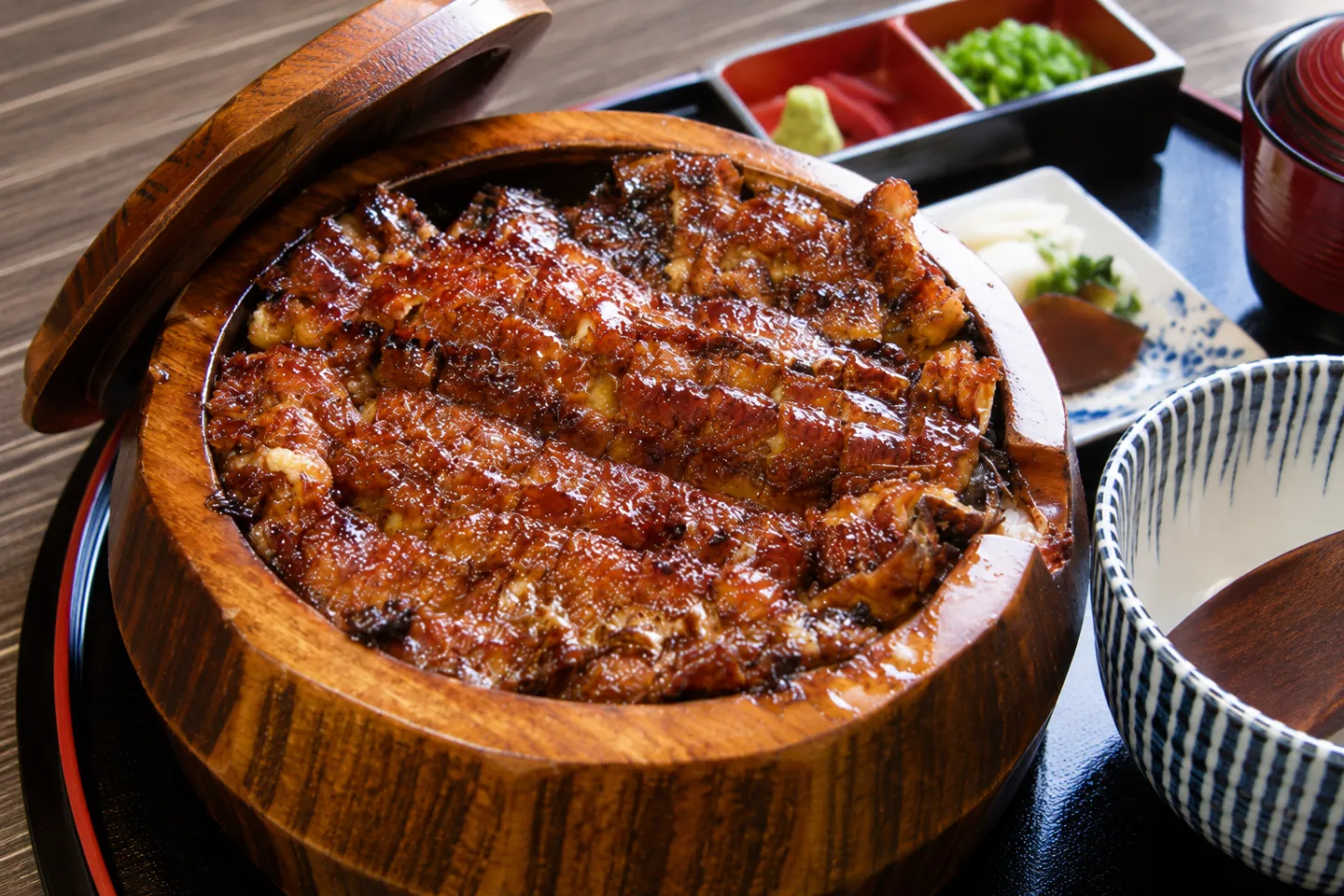 うなぎ 蓬ぜんのお櫃に盛られたひつまぶし
